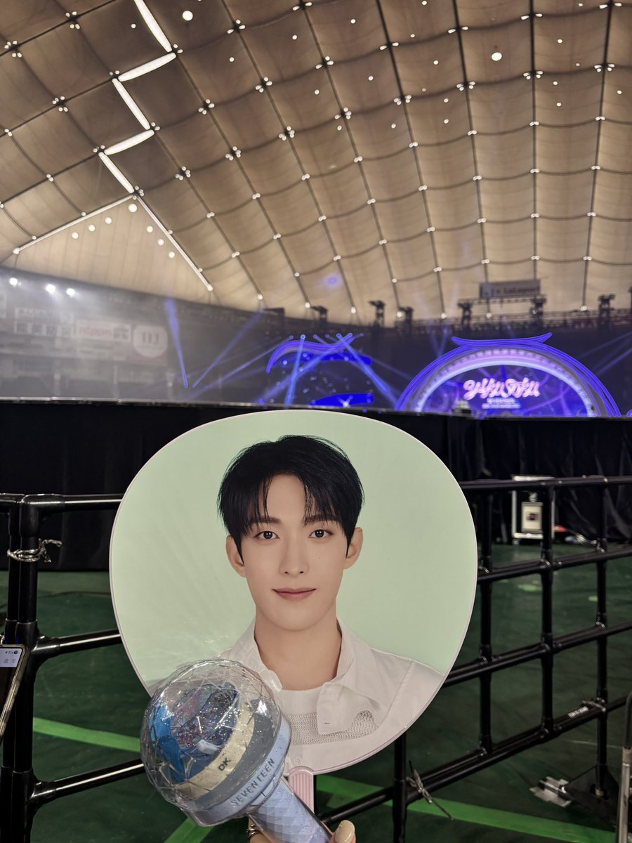 ma17dkdk218's tweet photo. こんなバクステ最前のいいお席で
見させてもらえて幸せすぎた😭
空白期はとってもとっても寂しいけど
ずっと待ってるからね！！！！！！
私もその2年間頑張るよ💪約束🤝🏻💞 https://t.co/LNObhhEGVx