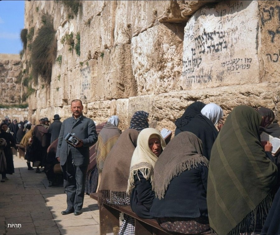 Kenancamurcu's tweet photo. Fotoğraf 1912 yılındanmış. Yahudilerin 'Kotel' dediği Batı Duvarı (Ağlama Duvarı) önünde ibadet sırasında çekilmiş. Osmanlı devletinin Kudüs-i Şerif Mutasarrıflığı idaresi varken. Yani ortada Filistin ülkesi, devleti, milleti falan yok. Onun ortaya çıkması için 1964'ün gelmesi beklenecek. FKÖ kurulacak, Mısırlı Arafat, "Filistin halkı" diye bir şey icat edecek ve bu kurgu halka ulus devlet talep edecek. 

İsrail karşısında uğradıkları yenilgi ve hezimetlerle gururu kırılan Arap devletleri İsrail'i taciz ederek intikam alma yolunu seçince Arafat'a fonlar akmaya başlayacak. Öldüğünde kızı Zehva Arafat'a, Londra'da kendi adını verdiği bir sokağın tüm mülklerini aldıracak kadar miras bırakmasını sağlayacak kadar bağış. 

Bağış endüstrisinde bayrağı devralan Hamas liderleri de Arafat'ın yolunu ve yöntemini izleyerek İsrail'i taciz etmeyi sürdürmenin karşılığında dolar milyarderliğini tadacak.

Filistin davasının kısa özeti.

(Kaynak: @historyinpic9)