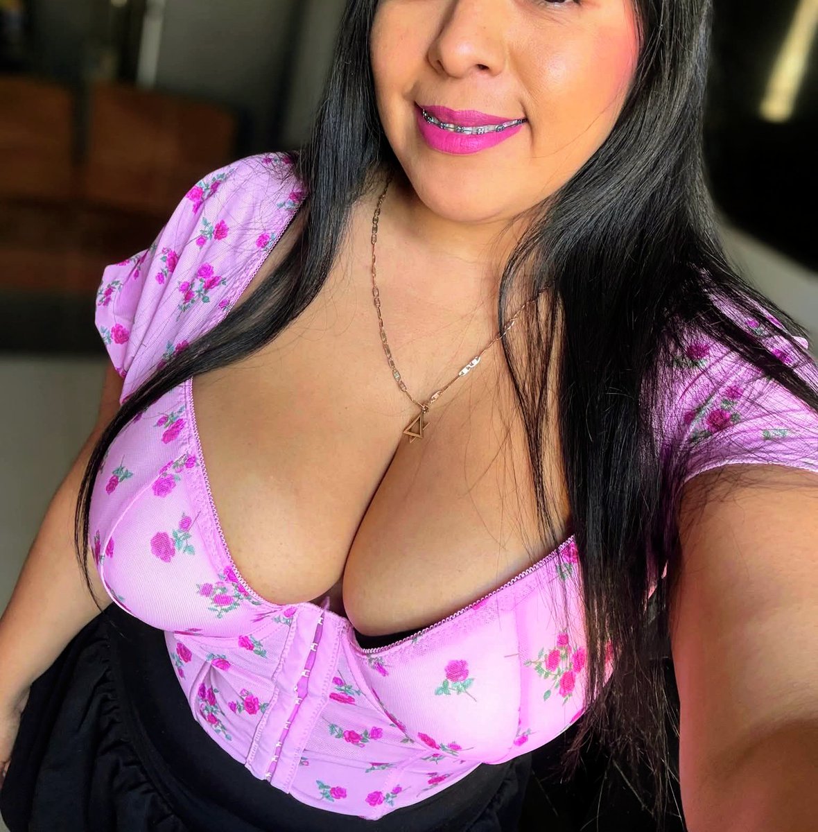 KarenOr72153535's tweet photo. Que tal me veo mis machos 😍😈 como me encanta mostrar mis pinches chichotas y que me morbocien 🤭😍... Hoy ando bien pinche cachonda mis amores excelente jueves besitos 💋😈😍 tu baca lechera chichona 😈🤤 https://t.co/heScdcfPie