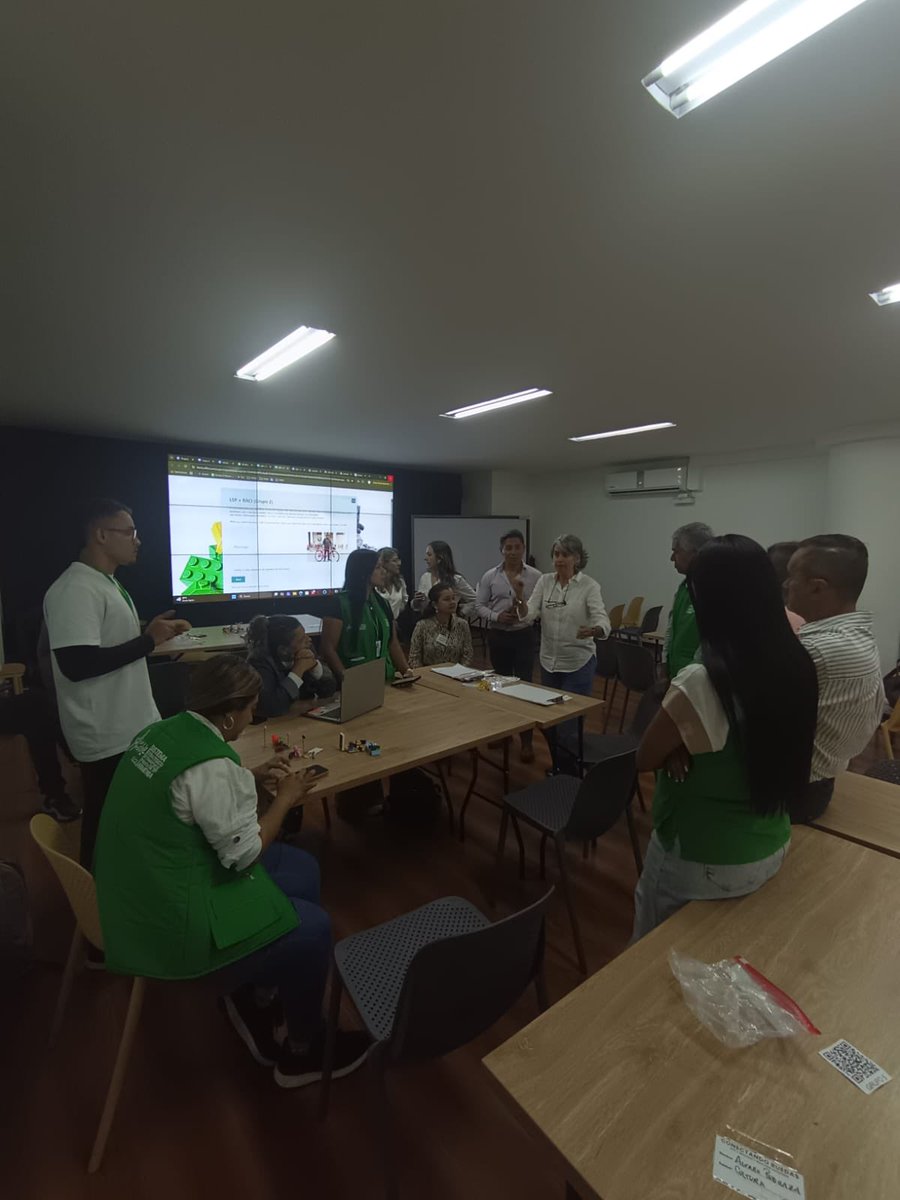 MinTransporteCo's tweet photo. 🚲 Armenia pedalea hacia una movilidad más sostenible. Este 14 y 15 de mayo, CONECTANDO Rueda reúne a entidades nacionales y locales para avanzar en la integración de la bicicleta al transporte público, identificando necesidades en infraestructura, accesibilidad e intermodalidad https://t.co/rxUpScN4HJ