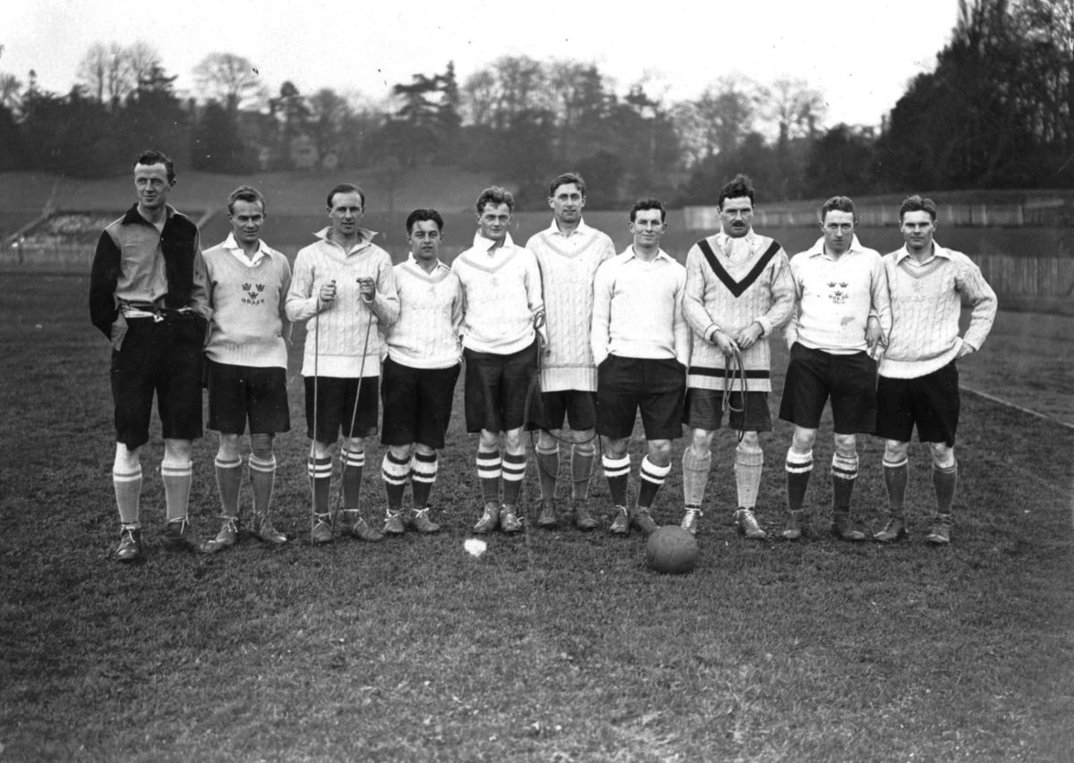feliprevedello's tweet photo. Sabe porque deixou de ser branco, tornou-se bege e depois retornou ao branco?
O Corinthians adotou o bege em 1913. Justamente no retorno do Corinthian FC ao Brasil utilizando bege.
Os "brothers" em 1923 usavam pulôveres beges sobre as camisas de jogo... [1 de 2]

#VaiCorinthians https://t.co/ndNrfAvQP9