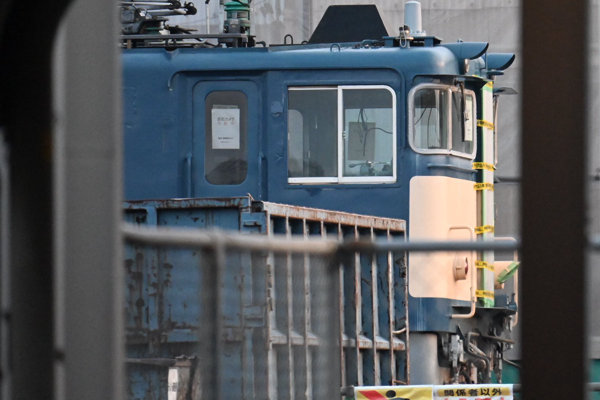 Cocoa_189_510's tweet photo. さよならEF64 1001。

長らくNN廃車置場に留置されてたEF64形1000番台のトップナンバーである1001号機ですが、残念ながら"解体"のため解体線へ。。

"部品取り済"だったので"お察し"でしたが、高崎支社のイベント等でお馴染みだった機関車も保存されず。

〜

スカ色の211系とクモユニ143-1が一緒に。 https://t.co/RoCs2VWU4r