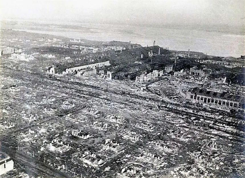 WildrnessPickle's tweet photo. @steve_mcmenamy @RealCandaceO I said the something similar on another post. There was two years of hard fighting here and I didn't realize it was so close to the border. War does this to structures.  (Stalingrad post battle below) https://t.co/Ep1R1eUJuI https://t.co/sDYzAwKhEj