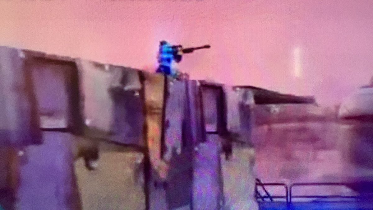 Takumin104's tweet photo. トレーラーに映ってた子の武器...ヘビスナっぽくない？ https://t.co/xx7fDkZR7W