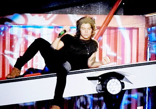 WhyLarryIsReal tweet media