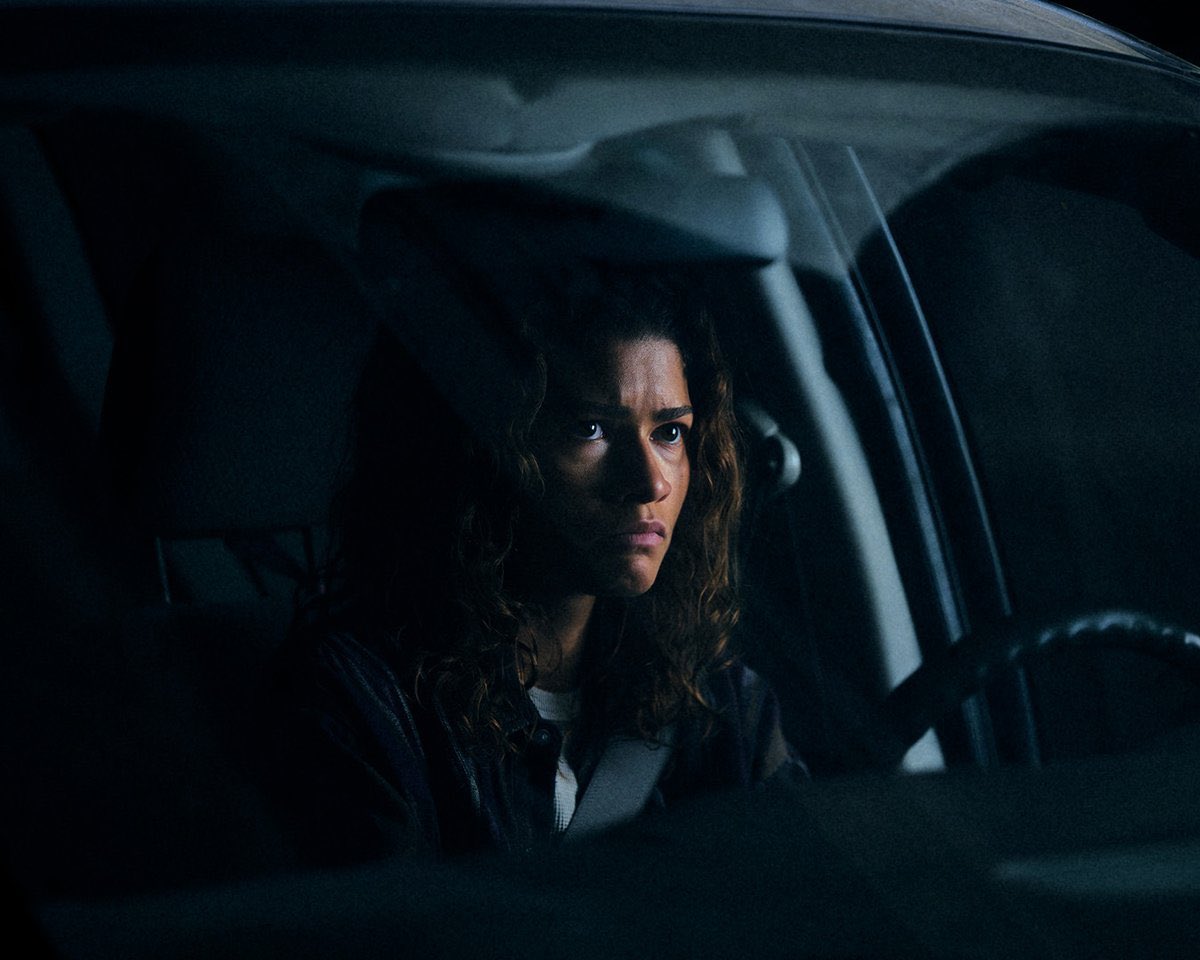 euphoriabrnews's tweet photo. 🚨 Sam Levinson afirmou que ficaria satisfeito caso HBO decidisse encerrar Euphoria na terceira temporada.

O diretor revelou que sempre desenvolveu cada temporada como se pudesse ser a última e disse estar orgulhoso do desfecho da nova fase da série. Segundo ele, a produção “pousa o avião de uma forma bonita” e entrega um encerramento satisfatório para os personagens.