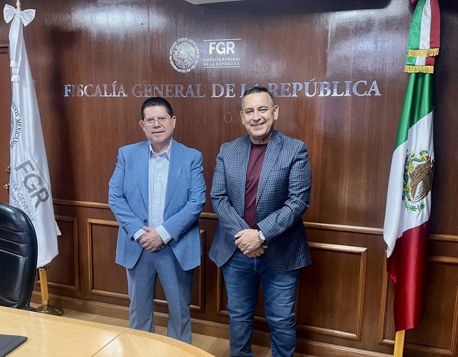 RicardoLugoM1's tweet photo. 🇲🇽Tuvimos una productiva reunión con el recién designado Delegado de la @FGRMexico en Sonora, Daniel Valdés Vera. 

Seguros de que su experiencia viene a fortalecer la procuración de justicia, y garantizar el respeto a los derechos humanos de las y los sonorenses. Enhorabuena. 🤝 https://t.co/TxEQQF72M4