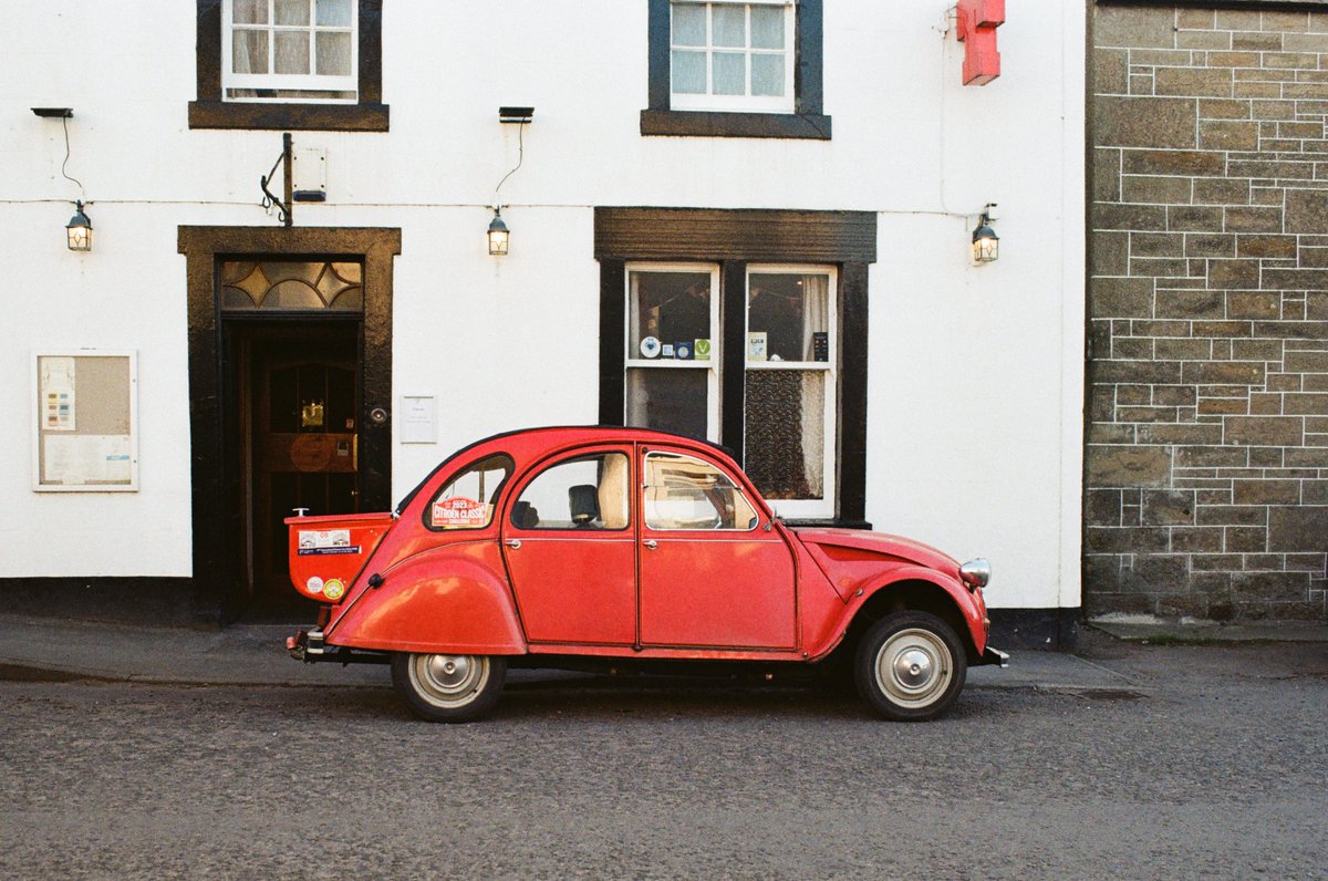 lucyfoto's tweet photo. Pops of colour #35mm 🎞️ https://t.co/JBh8QjQSEX