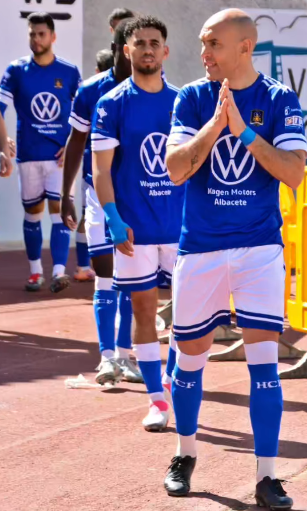 Nacional10x's tweet photo. 1º Autonómica

Luis Verdú volvía esta campaña por sus fueros, a sentirse futbolista pleno para anotar 8 goles en 24 PJ en las filas de su Hellín CF natal.

El zurdo tiene dilatada trayectoria en el Grupo XIII de 3º RFEF (Última experiencia UD Caravaca)

Culminado ascenso Pref. https://t.co/STOh4pz8TT