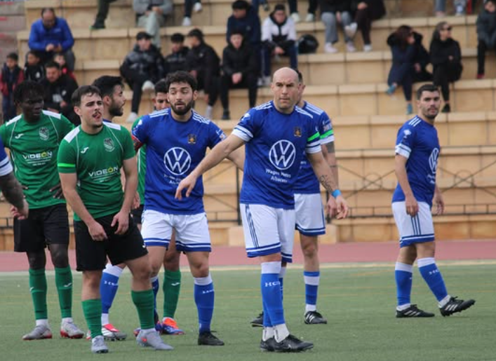 Nacional10x's tweet photo. 1º Autonómica

Luis Verdú volvía esta campaña por sus fueros, a sentirse futbolista pleno para anotar 8 goles en 24 PJ en las filas de su Hellín CF natal.

El zurdo tiene dilatada trayectoria en el Grupo XIII de 3º RFEF (Última experiencia UD Caravaca)

Culminado ascenso Pref. https://t.co/STOh4pz8TT