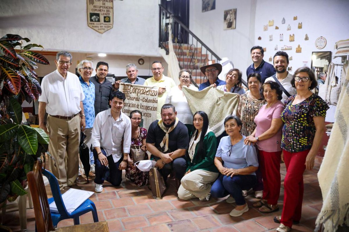 UsolidariaCo's tweet photo. En este momento en Charalá, nuestra directora nacional sostiene un encuentro con líderes del sector solidario de Santander y conoce de cerca la experiencia de Corpolienzo, una organización que promueve el desarrollo comunitario y el fortalecimiento de los procesos asociativos. 🌱 https://t.co/uJ4pGIzaOw