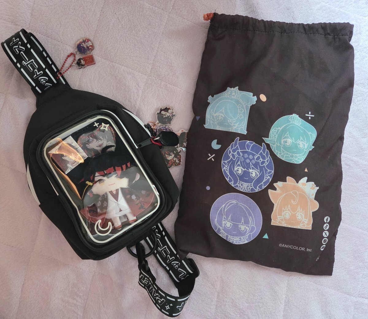 PaletteGhost's tweet photo. I'll be attending Nijifes on Saturday! If you spot me with these bags, feel free to come say hi to me as I'm giving out these freebies! 💜✨️

土曜日のにじフェスに参加します！このバッグを提げている私を見つけたら、NIJIENのグッズをプレゼントします https://t.co/emUK4e2NEK
