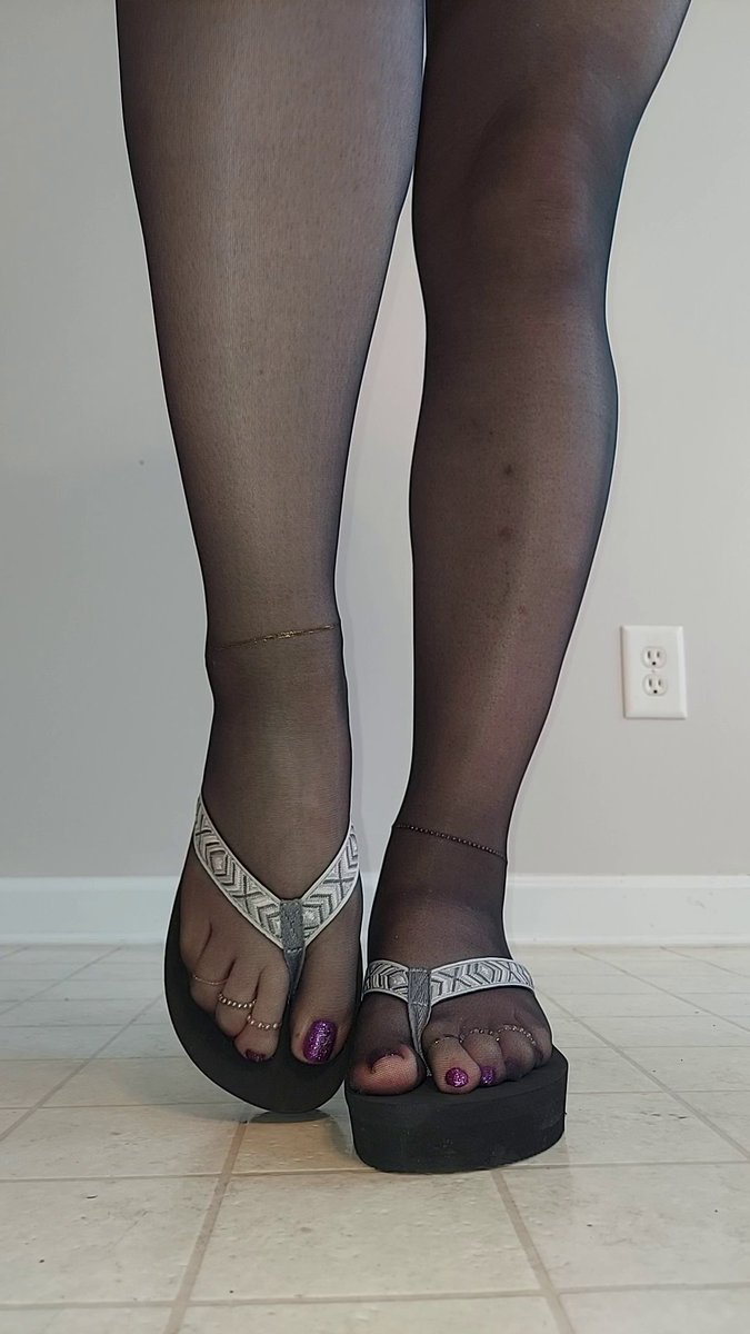 Hollie's Hosed Feet tweet media