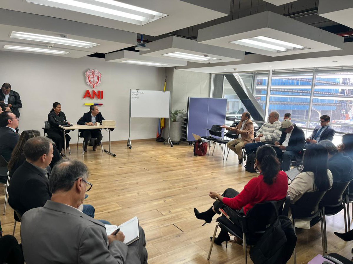 ANI_Colombia's tweet photo. #AgendaANI |El Vicepte @robeuparelabrid lidera mesa de trabajo con el senador @DidierLobo_Ch y alcaldes de Bosconia, Aracataca, El Copey, Chiriguaná y Valledupar, como parte de los compromisos adquiridos en el debate de control político y solicitudes ciudadanas sobre #RutadelSol3 https://t.co/JKIewrwcN7