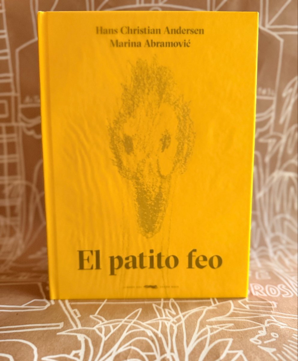Cafeleeria's tweet photo. «El patito feo» nunca fue solo un cuento infantil. Es una historia sobre crecer sintiéndose fuera de lugar, cargar la herida del rechazo y sobrevivir hasta encontrar una forma propia de existir. Las ilustraciones de Marina Abramović convierten el clásico de Hans Christian Andersen en algo íntimo, extraño y profundamente humano. Un libro que recuerda que a veces la belleza no aparece cuando cambias, sino cuando por fin dejas de pedir permiso para ser quien eres. ¡Disponible! ✨🦢✨
