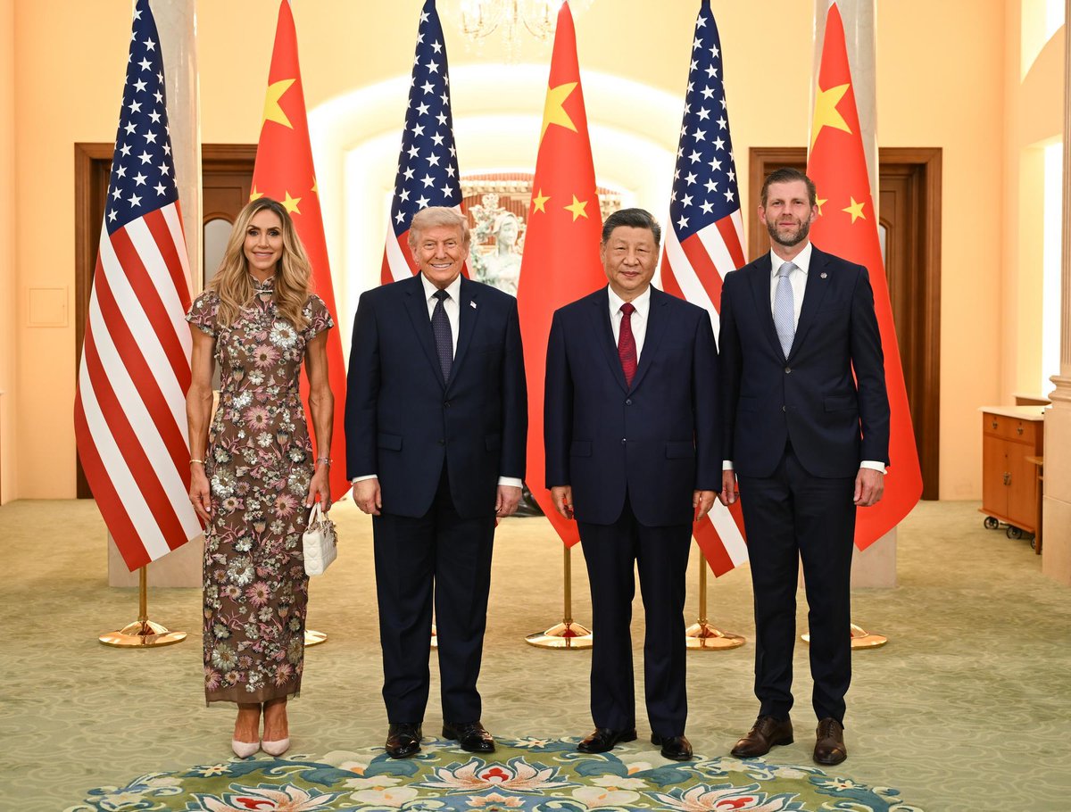 XHespanol's tweet photo. El presidente chino, Xi Jinping, ofreció hoy un banquete en el Gran Palacio del Pueblo en Beijing para dar la bienvenida al presidente estadounidense, Donald Trump, quien se encuentra de visita de Estado a China.
"Al repasar el recorrido de las relaciones chino-estadounidenses, la clave para que la relación pueda avanzar de manera firme radica en si somos capaces o no de mantener el respeto mutuo, la coexistencia pacífica y la cooperación beneficiosa para ambas partes", dijo Xi https://t.co/ejZApMkFgR
#XinhuaNoticias