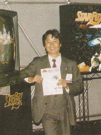 LaGranCN's tweet photo. Shigeru Miyamoto con la edición Año 1 No 9, durante el CES de Las Vegas, de 1992. ¡Qué joven lucía el maestro! #CNdato #LaGranCN #MundoNintendo https://t.co/Sm81MPzkpt