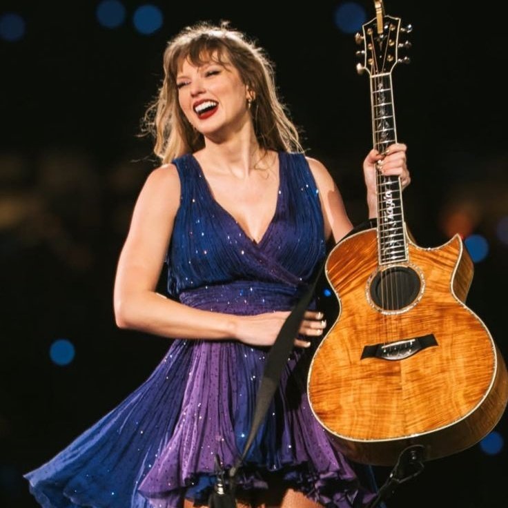swiftjoondaily's tweet photo. and you've got a smile that can light up this whole town ♡ https://t.co/momV08WcDl