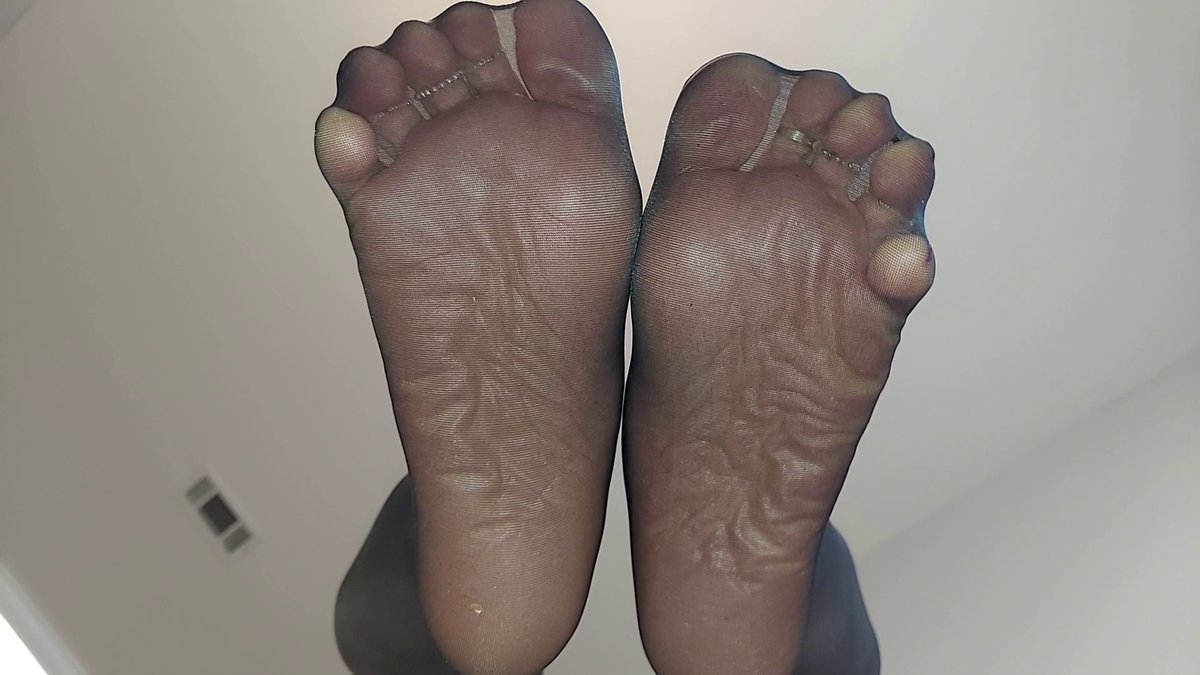 Hollie's Hosed Feet tweet media
