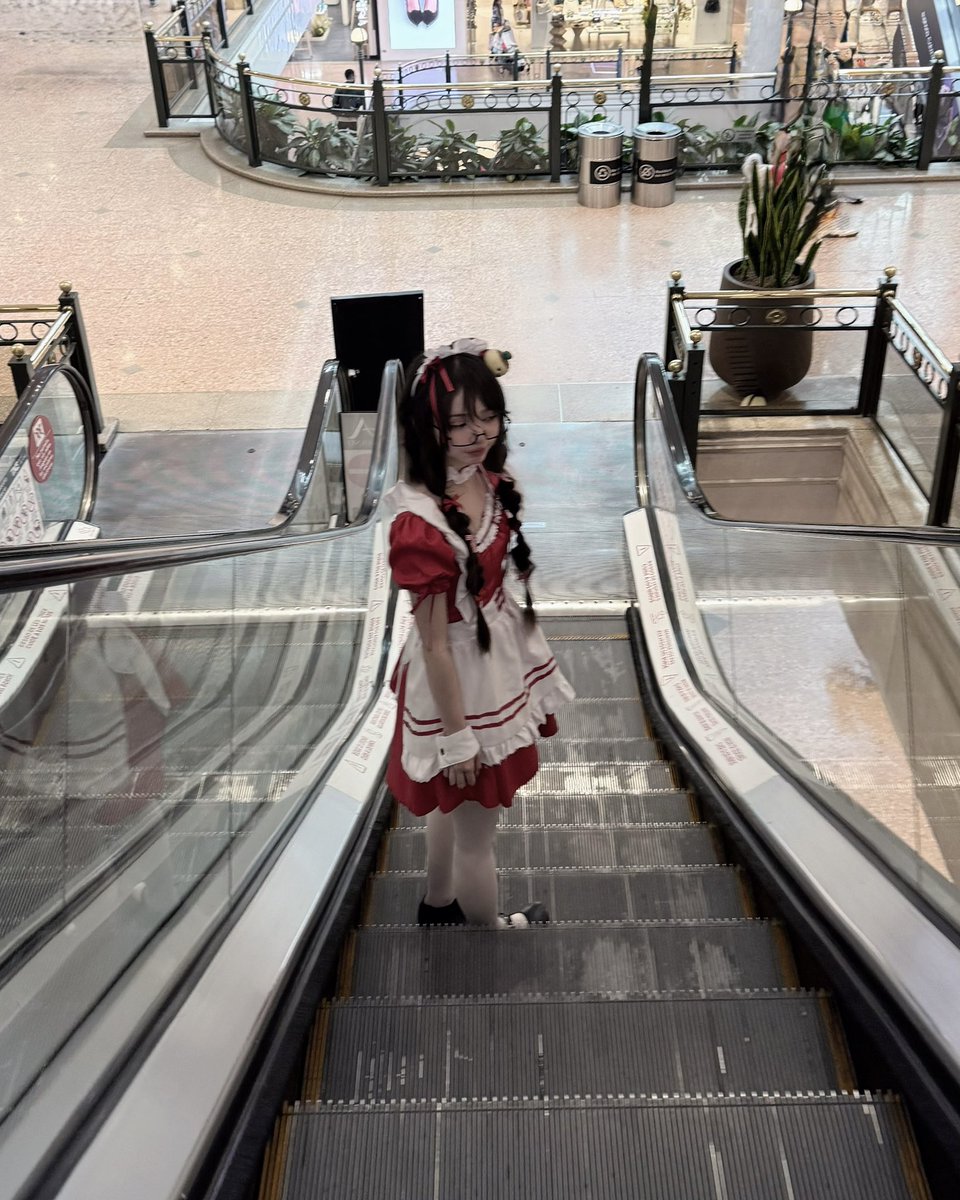 02pomyuu's tweet photo. No puedo evitar tener cara de mal humor en la calle (￣ヘ￣)
.
#maid #streamer #cosplayer #idol #kaigaiidol https://t.co/xaeL1wn4Pg