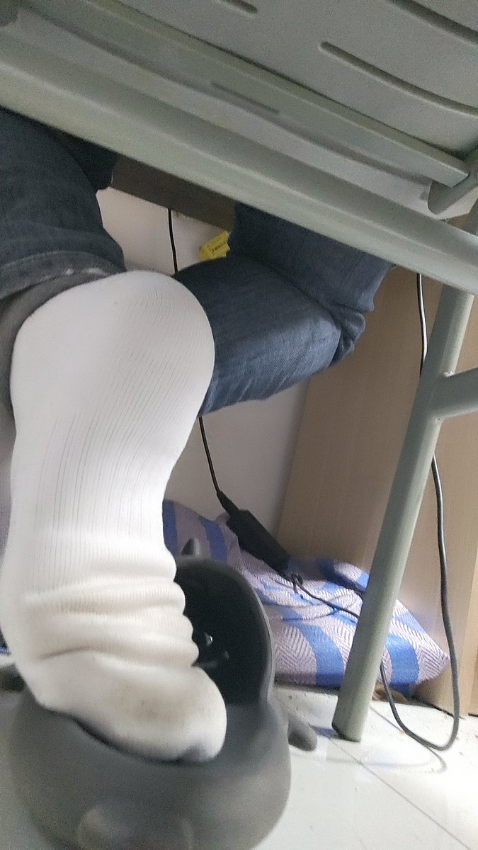 luochenyou2's tweet photo. 一直在看什么呢～
这么喜欢 不妨把脸贴近一点，再进一点～
嘻，真恶心 对着人家的脚发情的废物♡～
＃白袜 ＃裸足 #男孩子 https://t.co/L4dwjKGgB2