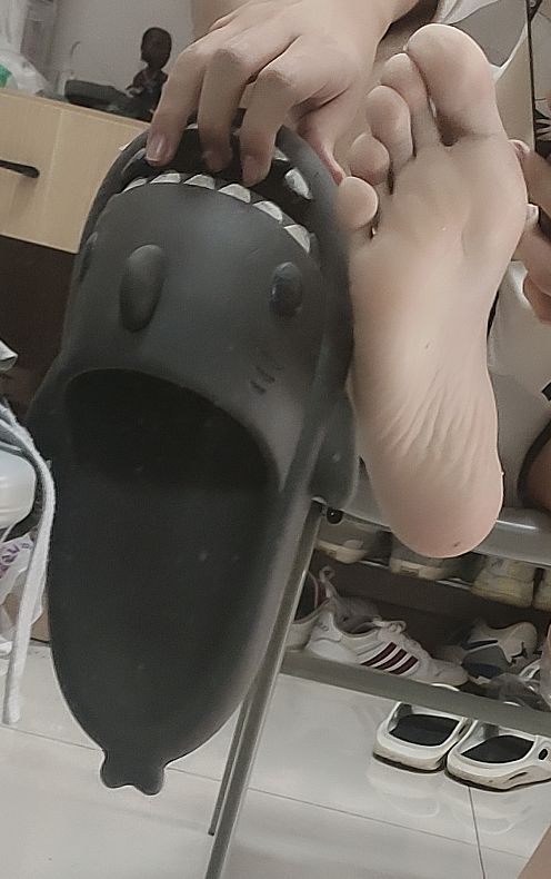 luochenyou2's tweet photo. 一直在看什么呢～
这么喜欢 不妨把脸贴近一点，再进一点～
嘻，真恶心 对着人家的脚发情的废物♡～
＃白袜 ＃裸足 #男孩子 https://t.co/L4dwjKGgB2