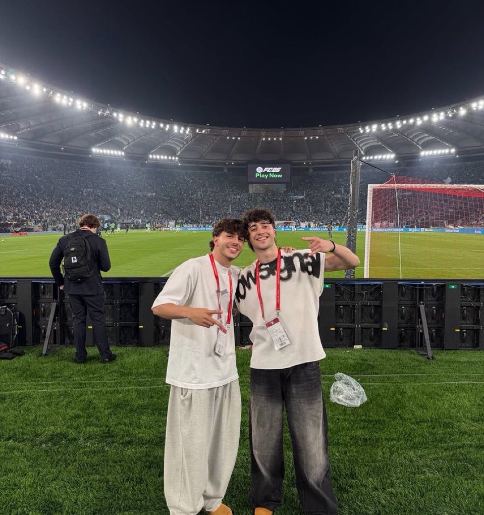 youfovndme's tweet photo. ma ci rendiamo conto del pezzo di storia che sono stati lorooooo https://t.co/LXzP4LlUP7