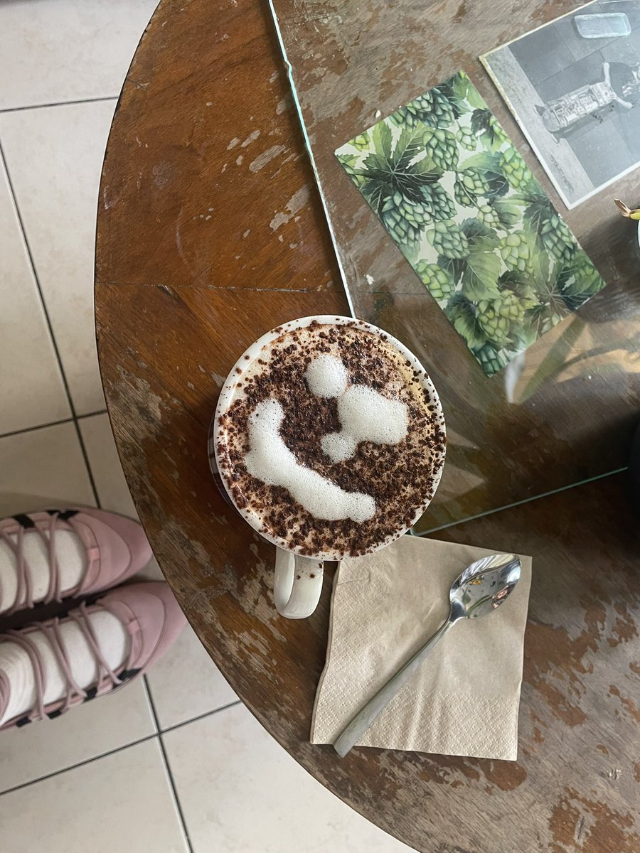 sunbleachedbea's tweet photo. life outside of twitter but all i do is pet cat, get coffee and obsessed over music https://t.co/GLfCgjn8Lt