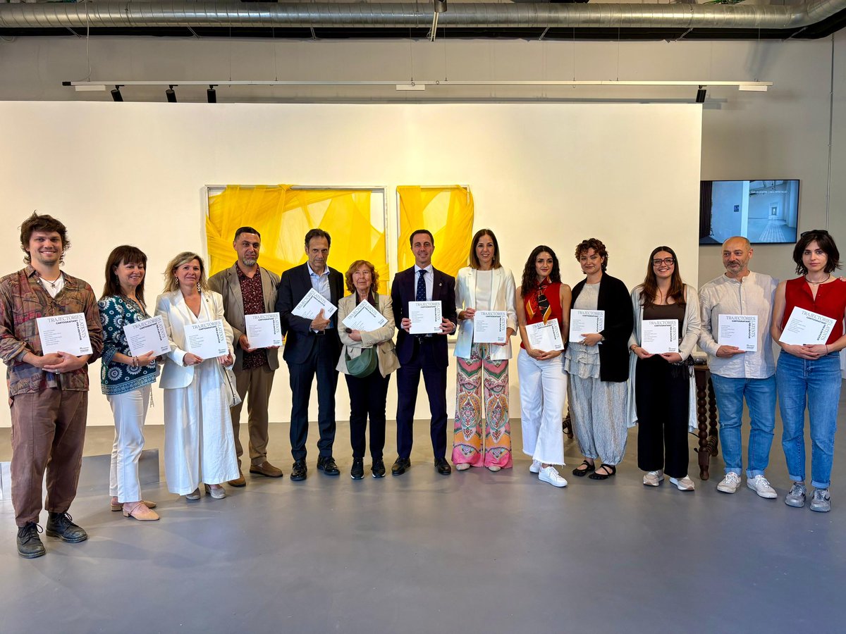 PPdeMallorca's tweet photo. 🎨 Avui hem assistit a la presentació del catàleg de «Noves presències 2026», una iniciativa que dona veu i espai al talent emergent de Mallorca.

Una aposta per la cultura contemporània i pels joves creadors de la nostra illa, que converteixen Mallorca en un espai viu de creativitat i expressió artística.

💙 Continuam impulsant la cultura i les oportunitats per als artistes mallorquins.