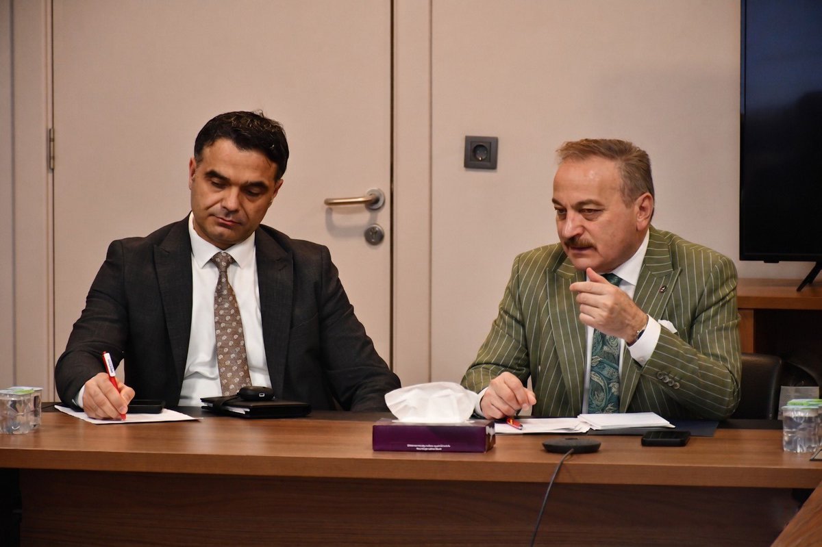 MustafaNALBAYR1's tweet photo. YETKİLİ OLDUĞUMUZ TÜRASAŞ GENEL MÜDÜRLÜĞÜNDE 2026/1 SAYILI KİK TOPLANTISI GERÇEKLEŞTİRİLDİ.

Yetkili olduğumuz TÜRASAŞ Genel Müdürlüğünde, Genel Müdür Yardımcısı Sayın Murat DURKAN’ın başkanlığında 2026 yılının birinci Kurum İdari Kurulu toplantısını gerçekleştirdik. 
Sendikamız tarafından hazırlanan gündemde yer alan tüm konuları tek tek istişare ederek, çözüm önerilerimizi sunduk.
TÜRASAŞ çalışanlarımızın taleplerinin çözümü konusunda yapılacak çalışmaları yakından takip ederek, Türk Ulaşım-Sen olarak gereken katkıyı vereceğiz. 
Sorunların çözümüne yönelik yaklaşımlarından dolayı TÜRASAŞ Genel Müdürümüz Sayın Selim KOÇBAY başta olmak üzere, Genel Müdür Yardımcımız Sayın Murat DURKAN’a ve toplantıya katılan tüm kurum yöneticilerimize teşekkür ediyor, Yapılan KİK toplantısının tüm TÜRASAŞ Çalışanlarımıza hayırlı olmasını diliyoruz.