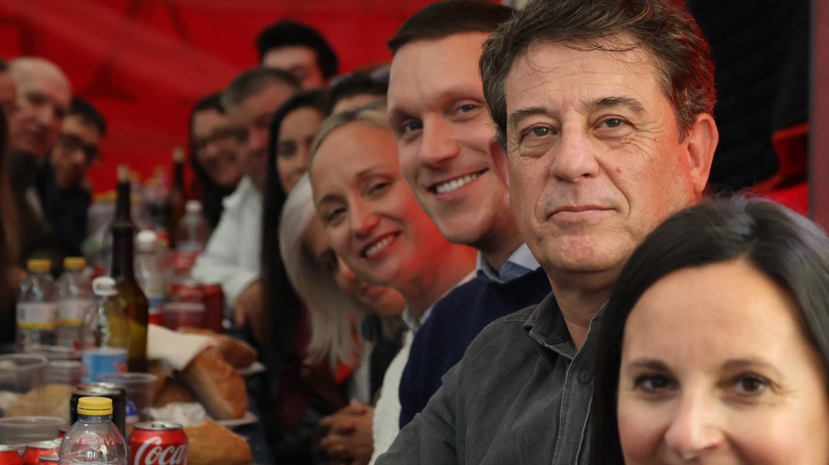 AitorBouza's tweet photo. Celebramos as Festas da Ascensión de Santiago coa nosa familia do @socialistas_gal . 

Tradición, encontro e orgullo de cidade para seguir compartindo Compostela. https://t.co/4lKQc7mLx9