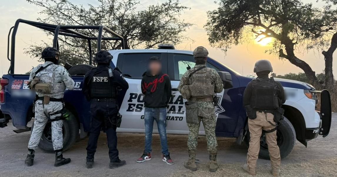 MauroGonzalezMa's tweet photo. En Celaya, integrantes de las Fuerzas de Seguridad Pública del Estado repelieron una agresión armada, detuvieron a un presunto agresor, liberaron a una persona privada de la libertad y aseguraron armamento de alto poder utilizado contra la autoridad.
Los hechos ocurrieron en el fraccionamiento El Mayorazgo, donde hombres armados dispararon contra integrantes operativos tras intentar evadir una inspección preventiva. La persecución se extendió hacia terrenos de cultivo y permitió asegurar tres fusiles AR-15, un arma corta, cargadores, cartuchos, equipo táctico y una camioneta con reporte de robo.
Dentro del vehículo fue localizado un joven de 26 años golpeado y atado de manos, quien recibió atención médica inmediata.
Cada arma asegurada y cada persona rescatada representa vidas protegidas y capacidad operativa menos para los grupos criminales. Pero también confirma algo importante: la seguridad se construye todos los días con presencia operativa, coordinación y participación ciudadana.
La denuncia anónima y la confianza de la ciudadanía siguen siendo fundamentales para actuar con oportunidad y proteger a más familias.
Del 26 de septiembre de 2024 al 30 de abril de 2026, en Guanajuato han sido detenidas más de 6 mil personas y aseguradas 690 armas largas y cortas como parte de la estrategia para recuperar la tranquilidad de las familias.
Denuncia anónima 089.