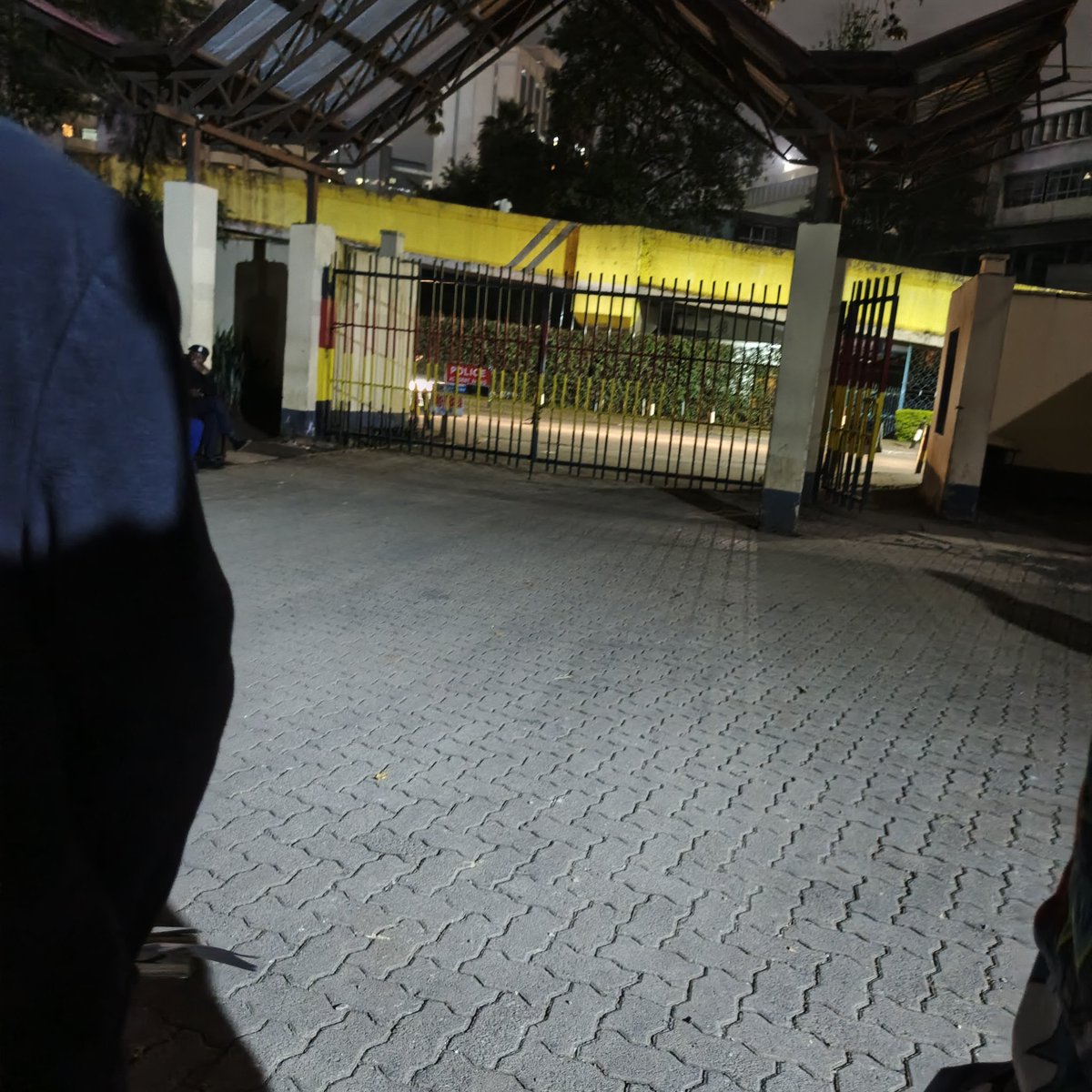 RevoltMankuyio's tweet photo. We are still at Central Police Station where our five foreign national comrades have now been detained for three days without being presented in court. The Ruto regime is embarrassing itself by failing to obey the law.The police are serving political interests instead of justice https://t.co/aDhMr8nxiD
