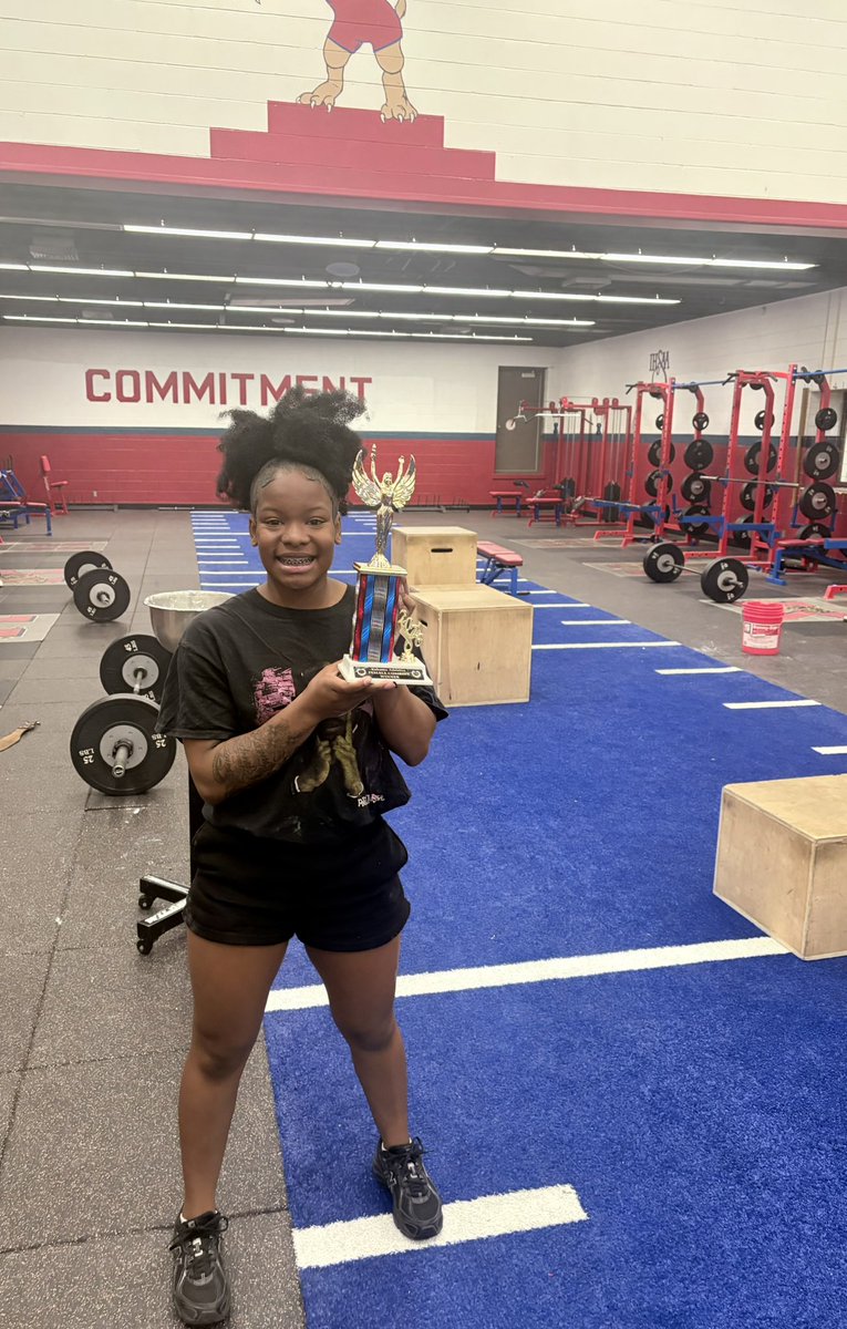 KHS_KatStrength's tweet photo. 2026 FEMALE COMBINE WINNER: Kamya Williams!

-Approach Vertical: 27.3
-40yd dash: 5.192 (laser start &amp; finish)
-MB Toss: 30.5ft
-Deadlift: 185lbs x 28 reps
-Bench: 95lbs x 9 reps
-Broad Jump: n/a https://t.co/OG8lXHIL5j