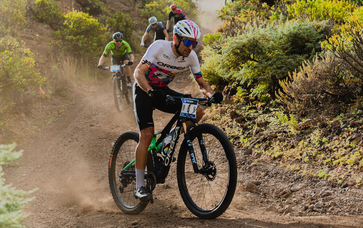 Aristaeventos's tweet photo. 🥇Tessa Kortekaas y Pedro Rodríguez, primeros líderes de la Fred. Olsen Transgrancanaria Bike 2026

La etapa inaugural en Lomo Magullo coronó al palmero y a la vigente campeona en un recorrido técnico de 21 km y 847 m de desnivel

📰Noticia: https://t.co/UGedCj9fBQ https://t.co/wHksOQRgk4