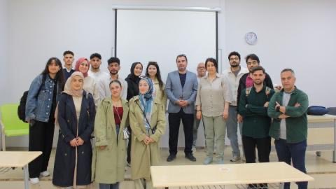 InonuIletisim's tweet photo. AA Başmuhabiri Ramazan Ercan, İletişim Fakültemizde ajans haberciliğinin inceliklerini anlattı. Hız yarışına karşı "mutlak doğruluk" ilkesinin önemine değinen Ercan, yapay zekanın habercilikteki yerini ve sahadaki etik değerleri öğrencilerimizle paylaştı. 🎓🗞️

#İnönüÜniversitesi https://t.co/TDTE7fXS4y