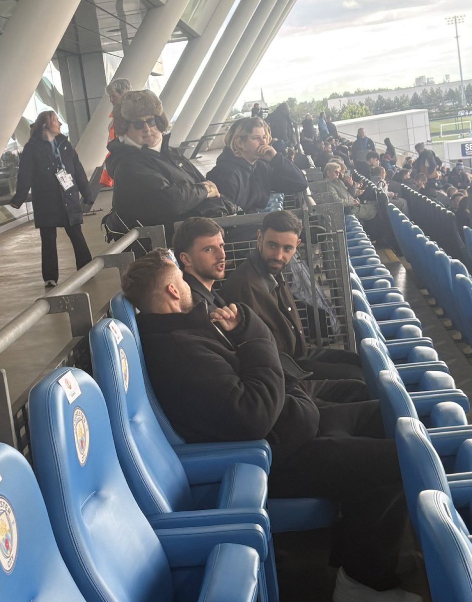 utdscope's tweet photo. Bruno Fernandes, Mason Mount and Luke Shaw are watching the FA Youth Cup final tonight. https://t.co/HxsEnxqETl
