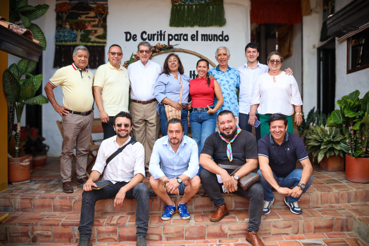 UsolidariaCo's tweet photo. Nuestra directora, Yolanda Amaya, junto a su equipo de trabajo y líderes del sector solidario de Santander, visitan en este momento las instalaciones de la Cooperativa Ecofibras en Curití, un modelo de economía solidaria que ha contribuido al desarrollo del municipio. 🌷🪡 https://t.co/PjkBZk8CdA