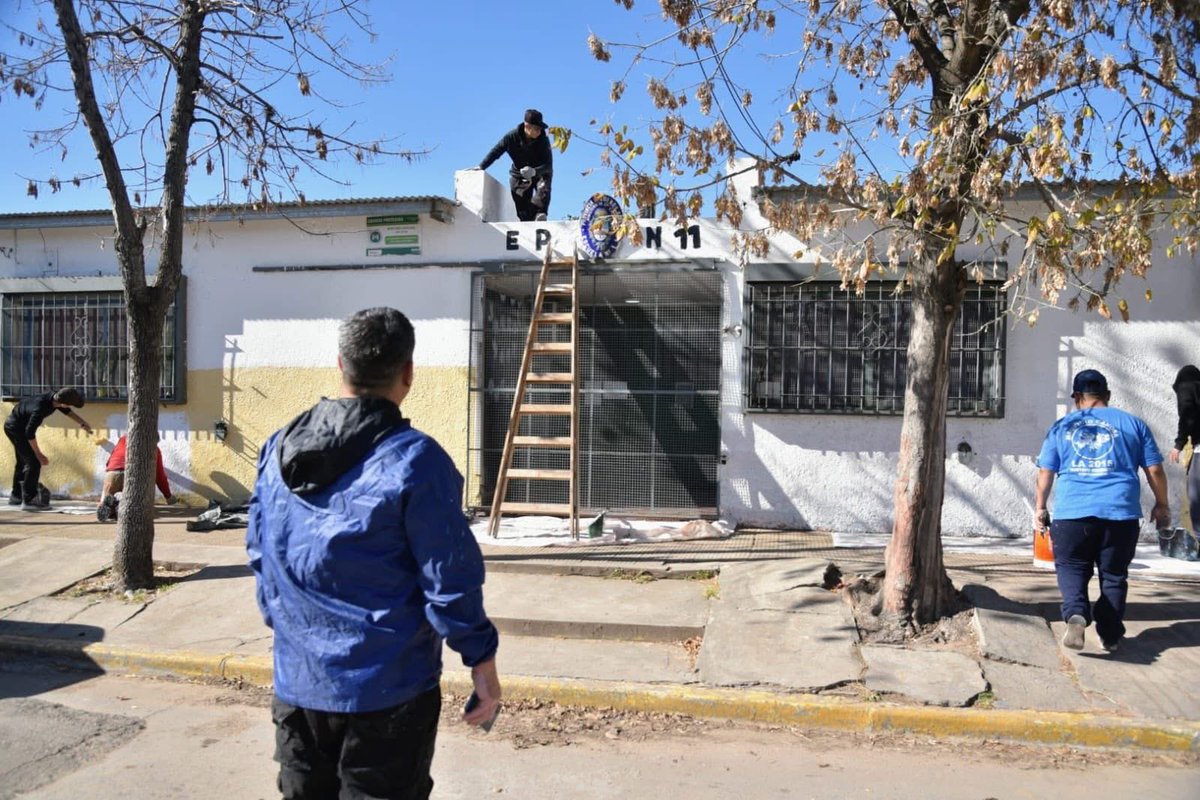 Mauriciocanosa's tweet photo. Nos sumamos a darle una mano a la comunidad de la Escuela Primaria 11 para dejarla aún más linda. En estos tiempos difíciles la solidaridad, la organización y empatía nos sacan adelante. 
#GustavoMenendez #La2015 https://t.co/M6dKDBL2Av