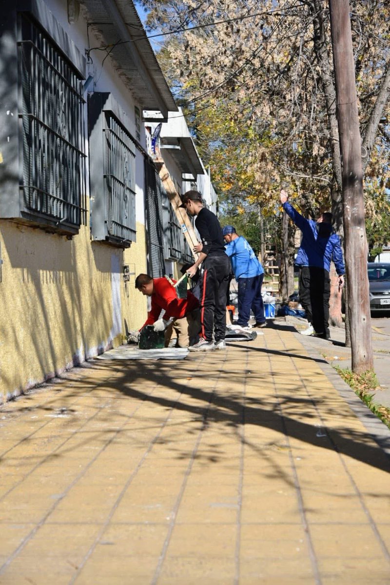 Mauriciocanosa's tweet photo. Nos sumamos a darle una mano a la comunidad de la Escuela Primaria 11 para dejarla aún más linda. En estos tiempos difíciles la solidaridad, la organización y empatía nos sacan adelante. 
#GustavoMenendez #La2015 https://t.co/M6dKDBL2Av