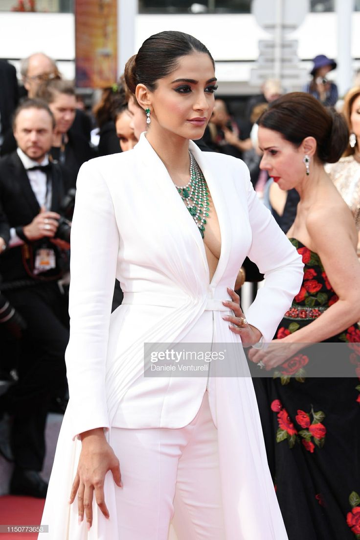 SantanuNaskar28's tweet photo. Sorry i totally forgot about her.. #SonamKapoor too served fashion at the #CannesFilmFestival red carpet. https://t.co/Eg0pQYQc3P