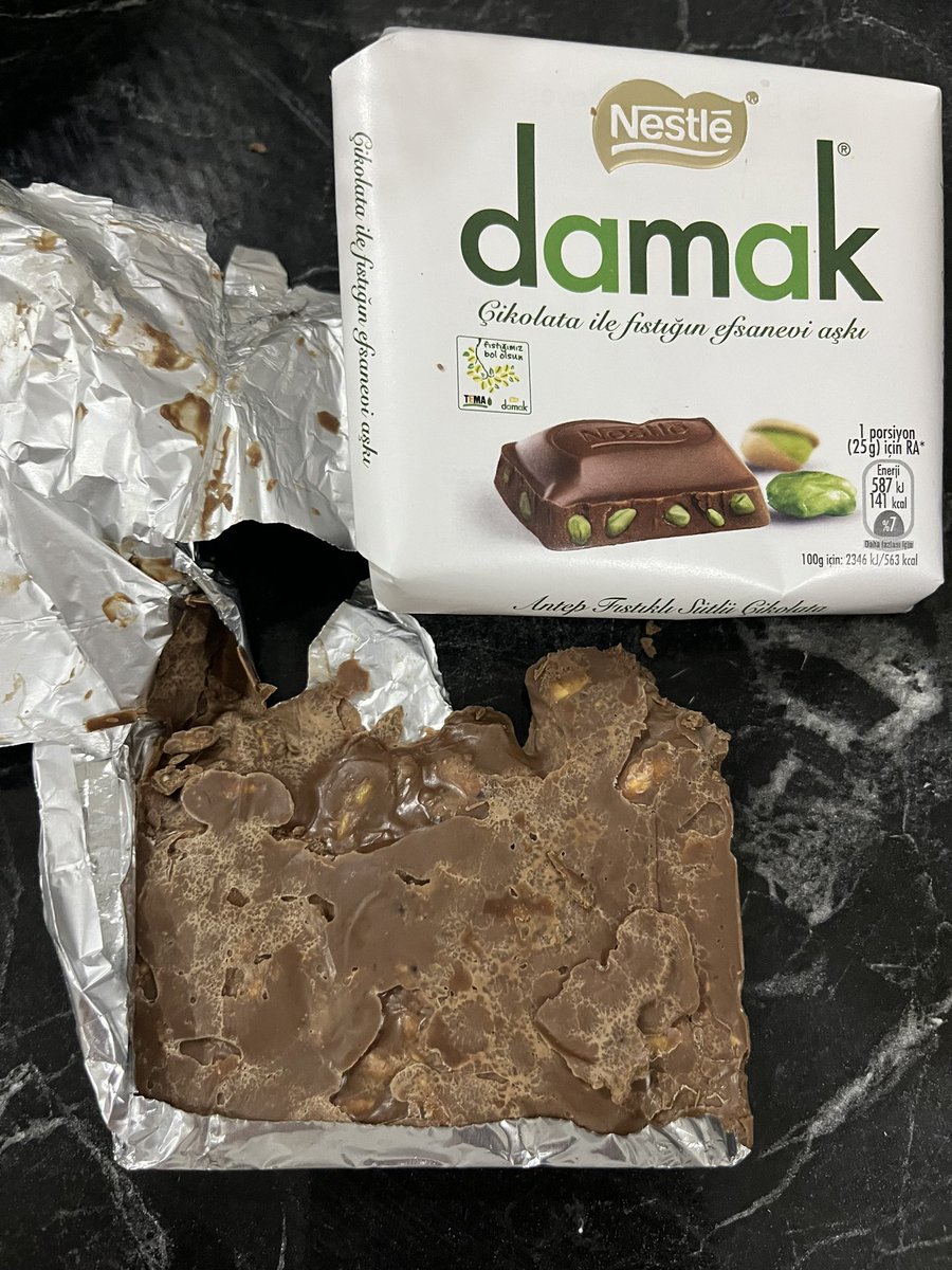 ozist12's tweet photo. yarım çikolata mı satmaya başladınız ? @Nestle https://t.co/sMFV1IhZZI
