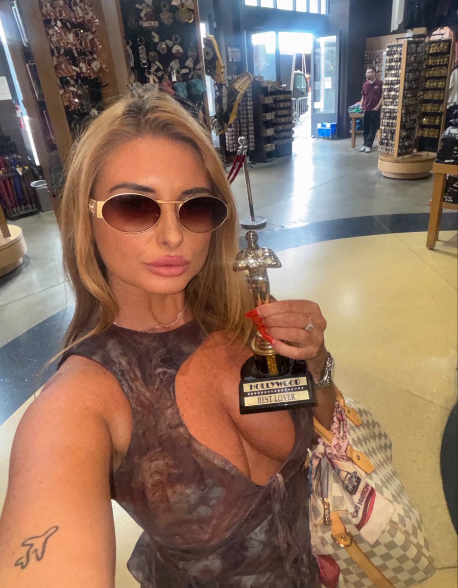 Carly Johnson tweet media