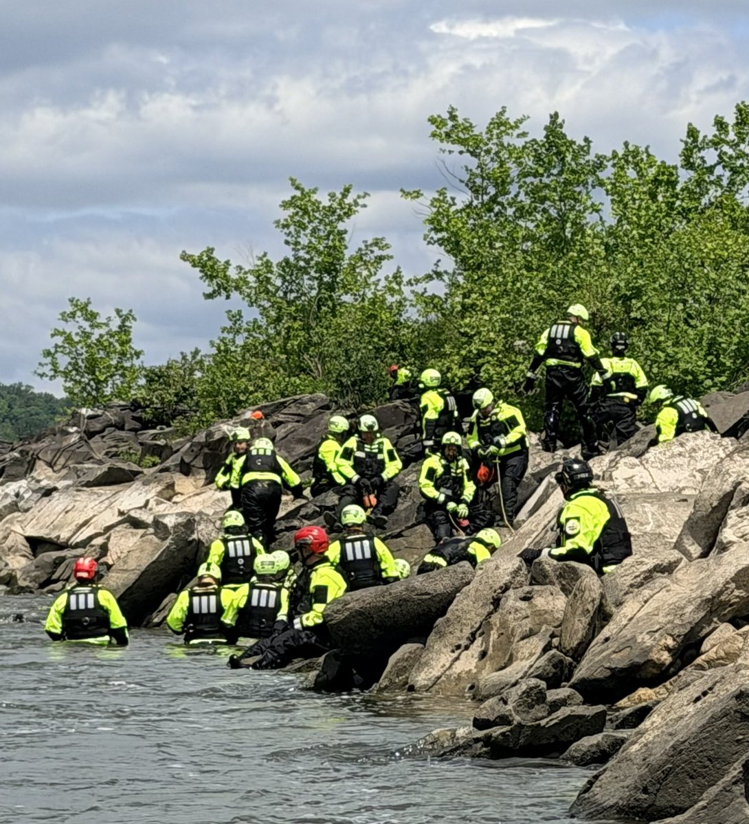 dcfireems's tweet photo. A swiftwater rescue technician class taking place along the Potomac River near Great Falls. One of the many skills required of our Special Operations personnel. 

Every day is a training day for #DCsBravest https://t.co/ef5ocPMxDP
