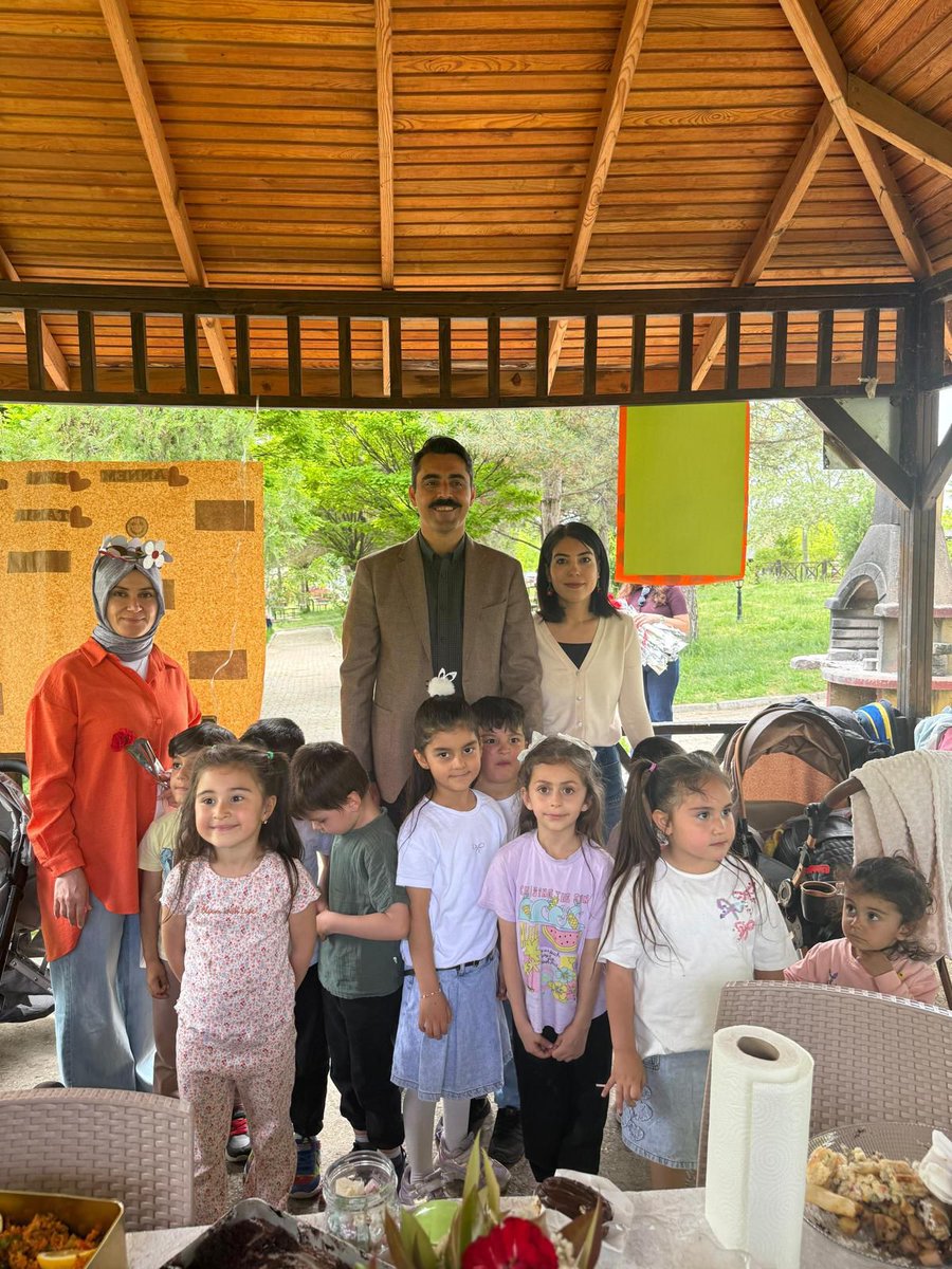 AnaokuluGenc's tweet photo. Kaymakamımız Sayın Yusuf Ziya YAKTI ve eşi Hanımefendi Sayın Derya YAKTI, Anneler Günü Pikniğinde öğretmen ve velilerimize karanfil takdim etti. Nazik ziyaretlerinden ötürü kendilerine teşekkür ederiz. 
@Tunceli_MEM
@BahameddinK 
@pertek62 
@YunusNozoglu https://t.co/QSO4EnGWxD