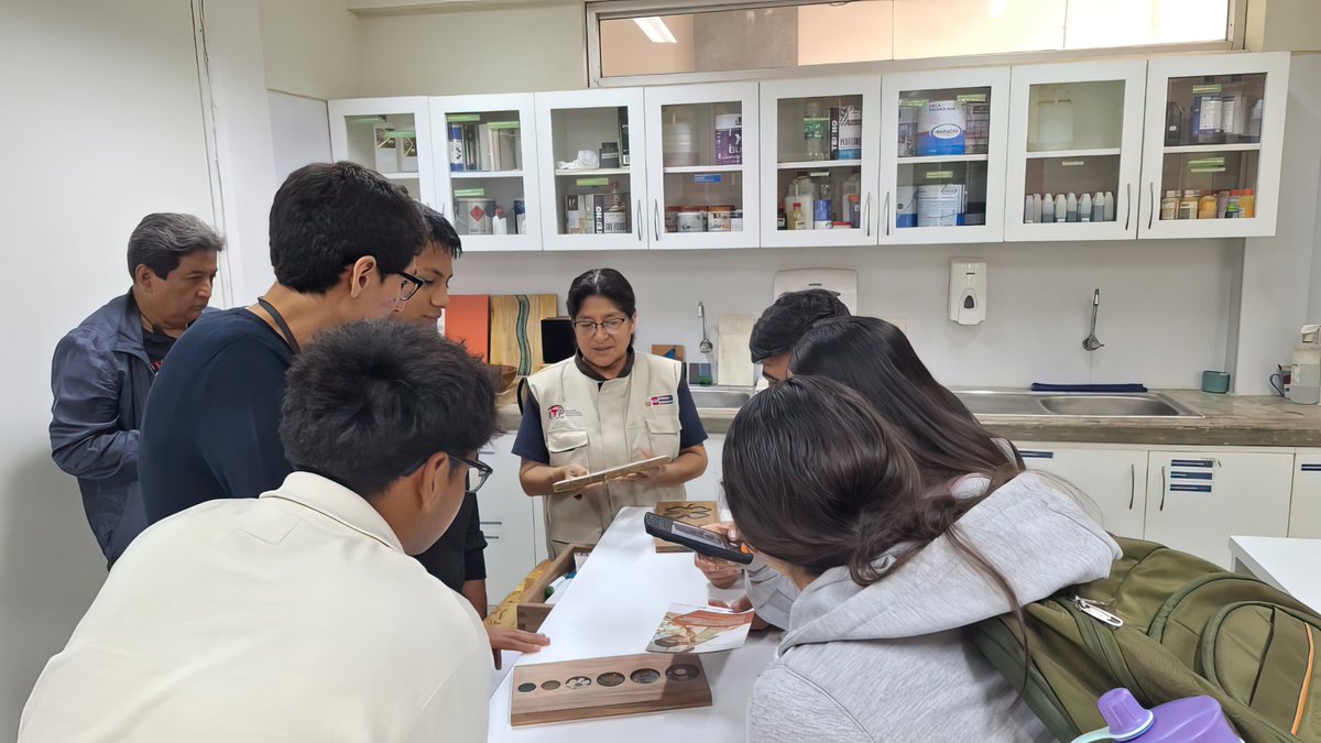 CITEmadera's tweet photo. 🎓🪵Recibimos la visita de estudiantes de la carrera de Ebanistería de la Universidad Nacional de Educación (UNE), quienes participaron en una visita guiada por nuestras instalaciones.
Durante el recorrido conocieron espacios como la planta piloto, laboratorios y áreas técnicas. https://t.co/XmaFYiySAy