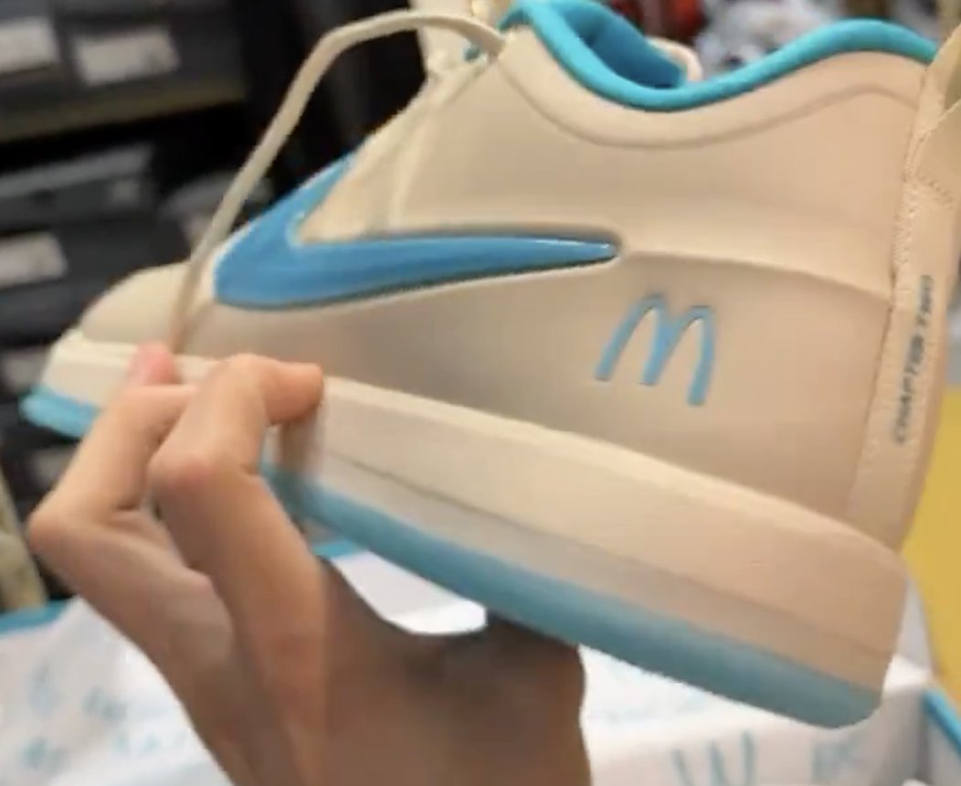JustFreshKicks tweet media