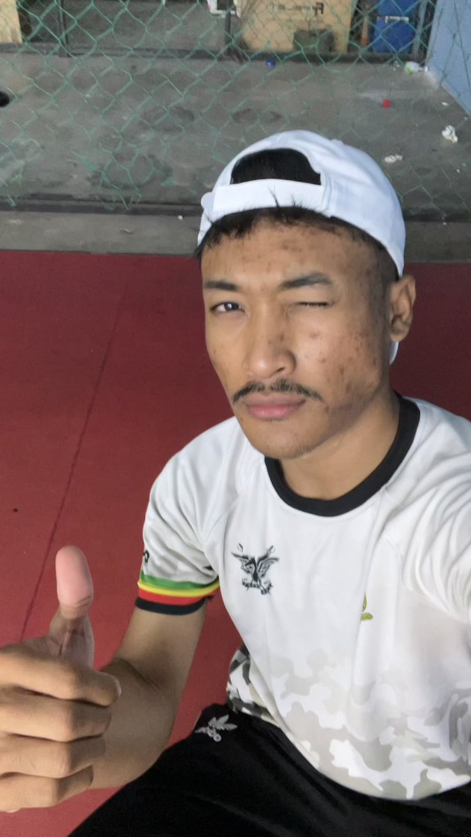 samesbefore's tweet photo. main badminton je padahal 🫩 https://t.co/z8Ep5gsPrG
