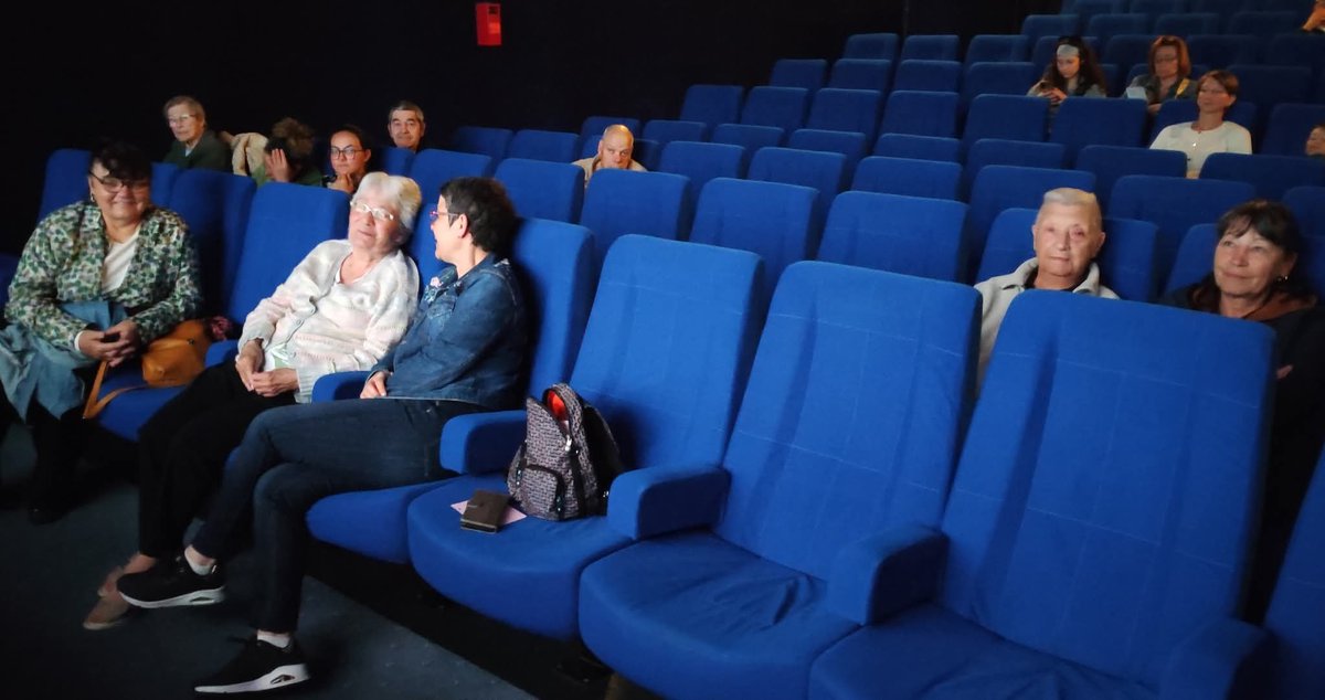 Seyssel74's tweet photo. 🎬 Ce mercredi 7 résidents de l'EHPAD Les Jardins de l'île sont venus voir le film Compostelle au Cinéma Le Condate grâce aux asso Vive le Cinéma et Colibri et au pôle animation de l'EHPAD
Merci aux bénévoles, au CCAS, élus, agents de Seyssel mobilisés pour cette séance solidaire https://t.co/5WxbOR15vM