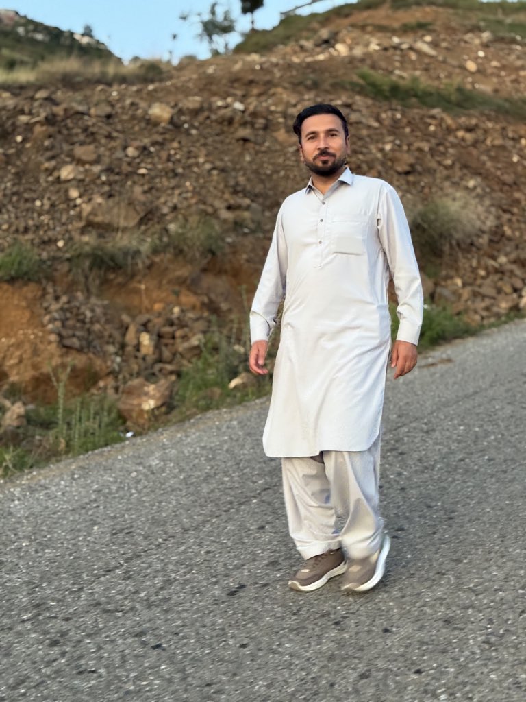 ik0fficial's tweet photo. @grok اس کو امریکا کا پریزڈنٹ بناؤ https://t.co/XmBNZ8hTXr